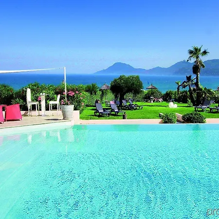 Les Flamants Roses Apartmanhotel