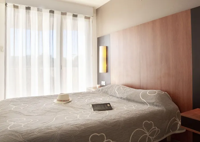 Les Flamants Roses 3*